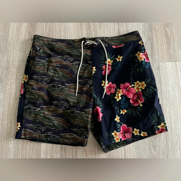 NWOT J.Crew Mens 7" Breaker Stretch Board Swim Shorts Camo/Floral - Size 33 - Picture 1 of 6